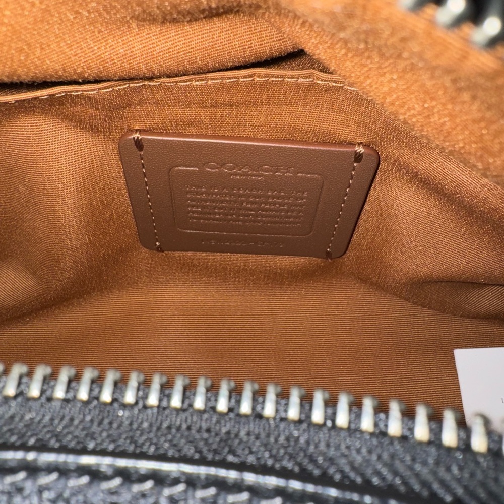 Coach unisex crossbody bag charms and decor strap included excellent condition - Picture 9 of 10